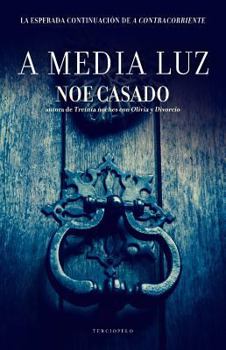 Paperback A Media Luz [Spanish] Book