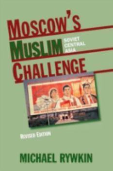 Paperback Moscow's Muslim Challenge: Soviet Central Asia Book