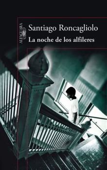 Paperback La Noche de Los Alfileres / The Night of the Pins [Spanish] Book
