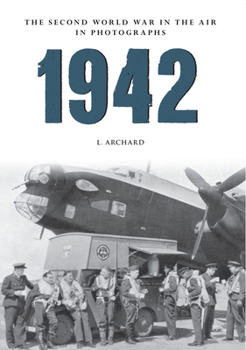 Paperback 1942: The Second World War in the Air in Photographs Book