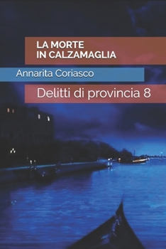 Paperback La Morte in Calzamaglia: Delitti di provincia 8 [Italian] Book
