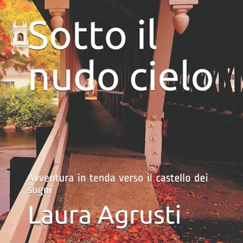 Paperback Sotto il nudo cielo: Avventura in tenda verso il castello dei sogni [Italian] Book