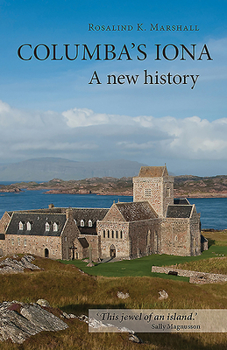 Paperback Columba's Iona: A New History Book