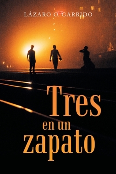 Paperback Tres En Un Zapato [Spanish] Book