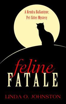 Paperback Feline Fatale [Large Print] Book