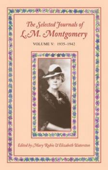 Paperback The Selected Journals of L.M. Montgomery, Volume V: 1935-1942 Book