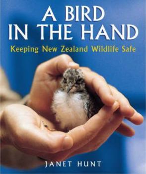 Paperback A Bird in the Hand: Keeping New Zealand Wildlife Safe Book