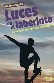 Paperback Luces en el laberinto: Historia de una rebeldía adolescente [Spanish] Book