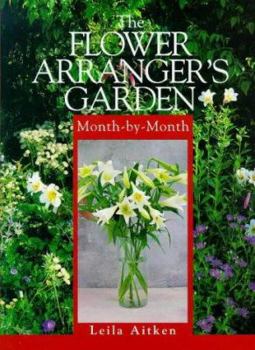 Paperback The Flower Arrangers Month-By-Month Book