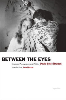 Paperback David Levi Strauss: Between the Eyes: Essays on Photography and Politics Book