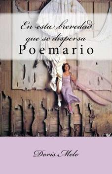 Paperback En esta brevedad que se dispersa [Spanish] Book