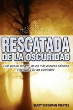 Paperback Rescatada de la oscuridad [Spanish] Book