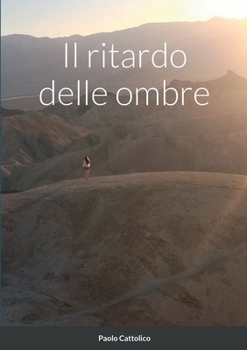 Paperback Il ritardo delle ombre [Italian] Book