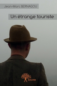 Paperback Un étrange touriste [French] Book