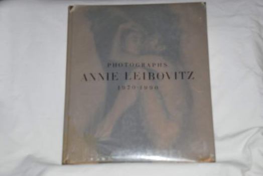 Hardcover Annie Leibovitz, Photographs, 1970-1990 : Including a Conversation with Ingrid Siscny Book
