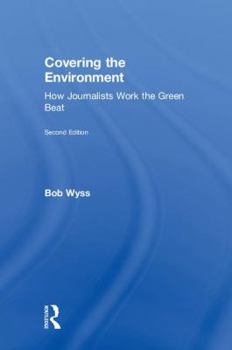 Hardcover Covering the Environment: How Journalists Work the Green Beat Book