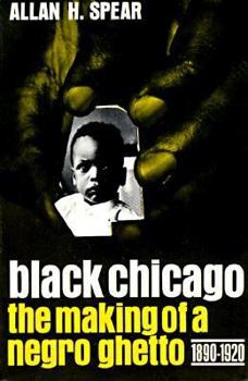 Paperback Black Chicago: The Making of a Negro Ghetto, 1890-1920 Book