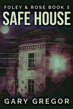 Paperback Safe House [Large Print] Book