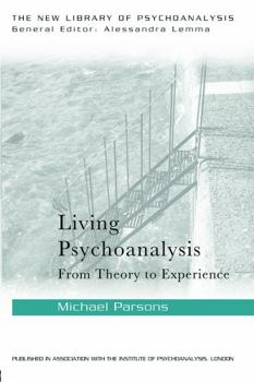 Paperback Living Psychoanalysis: From theory to experience Book