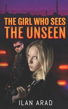 Paperback The Girl Who Sees the Unseen Book