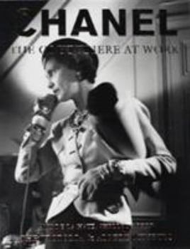 Paperback Chanel the Couturiere at Work Book