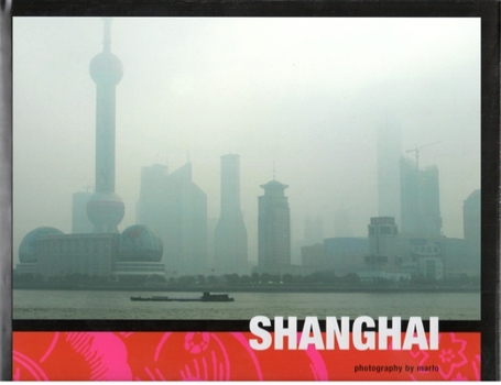 Hardcover Shanghai: City Between Cultures Book