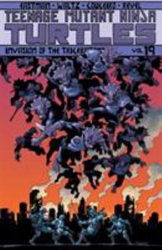 Paperback Teenage Mutant Ninja Turtles Volume 19: Invasion of the Triceratons Book