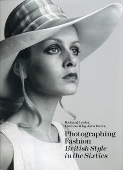 Paperback Photographing Fashion British Style in the Sixties Book