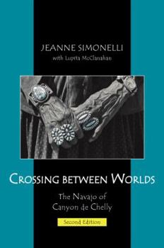 Paperback Crossing Between Worlds: The Navajos of Canyon de Chelly Book