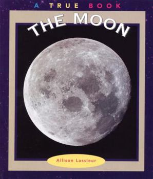Paperback The Moon (True Books: Space) Book