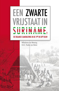 Paperback Een zwarte vrijstaat in Suriname (deel 2) [Dutch] Book