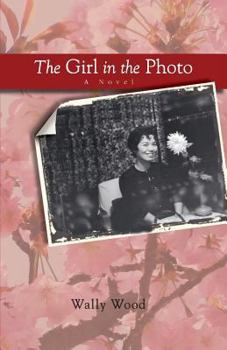 Paperback The Girl in the Photo Book