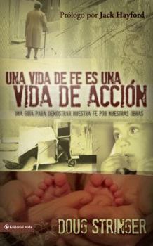 Paperback Una Vida de Fe Es Una Vida de Acci N: Una Gu a Para Demostrar Nuestra Fe Por Nuestras Obras [Spanish] Book