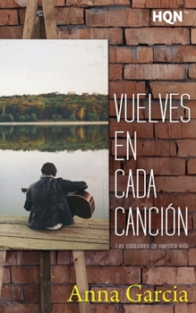 Paperback Vuelves en cada canción [Spanish] Book