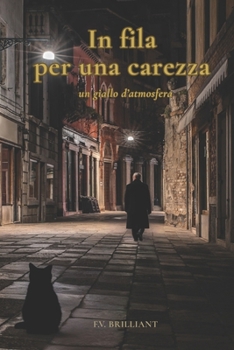 Paperback In fila per una carezza: un giallo d'atmosfera [Italian] Book