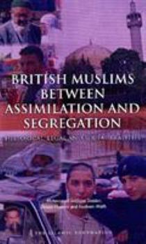 Paperback British Muslims Between Assimilation and Seggregation Book