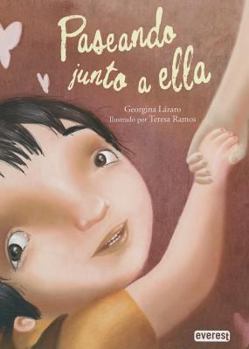 Hardcover Paseando Junto A Ella = Walking with Her [Spanish] Book