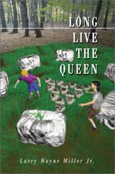 Paperback Long Live the Queen Book