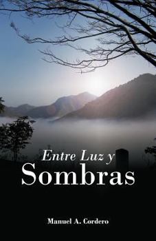 Paperback Entre Luz y Sombras [Spanish] Book