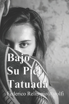 Paperback Bajo Su Piel Tatuada [Spanish] Book