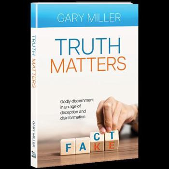 Paperback Truth Matters : Godly Discernment in an Age of Deception and Disinformation Book
