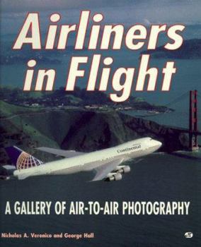 Paperback Airliners in Flight: Gallery of Air to Air-Photography: Gallery of Air to Air-Photography Book