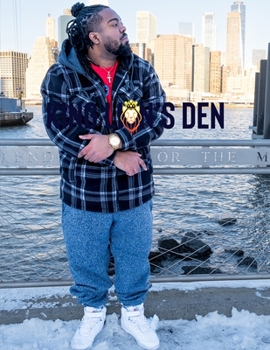 Paperback King Lion's Den [Large Print] Book