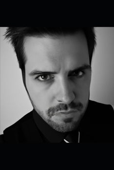 Paperback Entre chaos et lumière: Une quête d'authenticité dans un monde qui déraille [French] Book