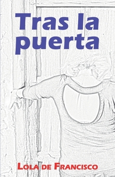 Paperback Tras la puerta [Spanish] Book