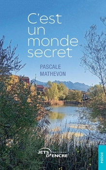 Paperback C'est un monde secret [French] Book