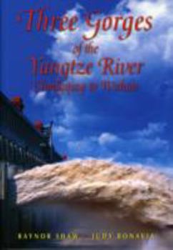 Paperback Three Gorges of the Yangzi River: Choncqing to Wuhan Book