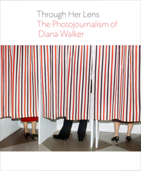 Hardcover Through Her Lens: The Photojournalism of Diana Walker Book