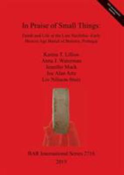 Paperback In Praise of Small Things: Death and Life at the Late Neolithic-Early Bronze Age Burial of Bolores, Portugal Book