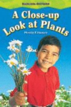 Paperback A Close-up Look at Plants Book